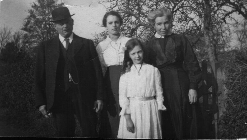 File:John and fanny with daughters.jpg