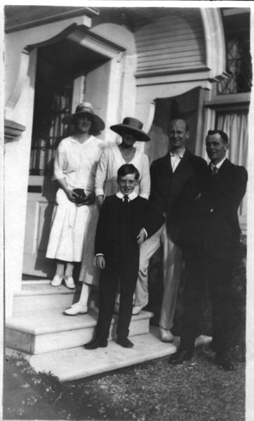 File:Miss weldon friends.jpg