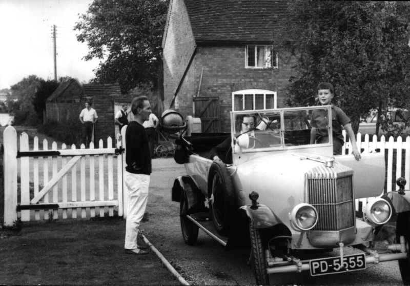 File:Mrs houstmann-in-car and david woulfe-small.jpg